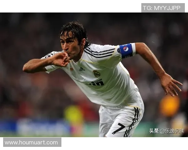 足球巨星荣耀瞬间 展现速度与力量的完美结合