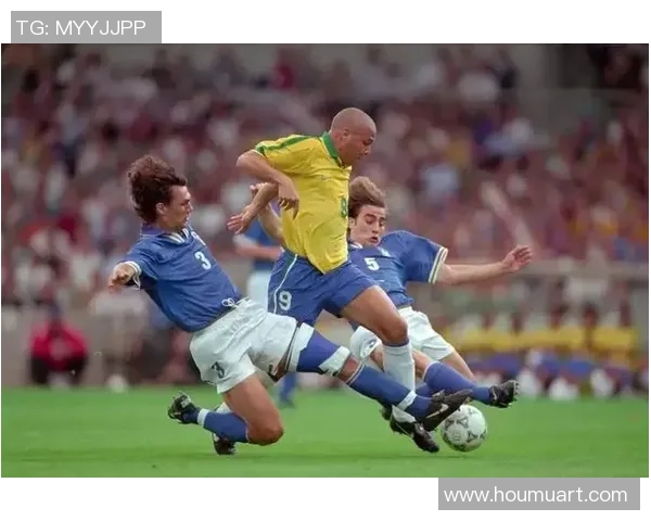 足球明星专访与精彩瞬间：球场背后的故事与深度捕捉